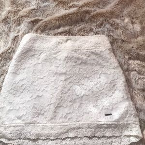 HOLLISTER- White Lace Mini Skirt - XS